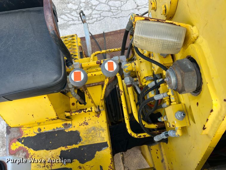 image for item HL9095 1995 International 4900  digger derrick truck