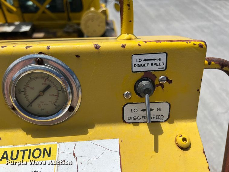 image for item HL9095 1995 International 4900  digger derrick truck