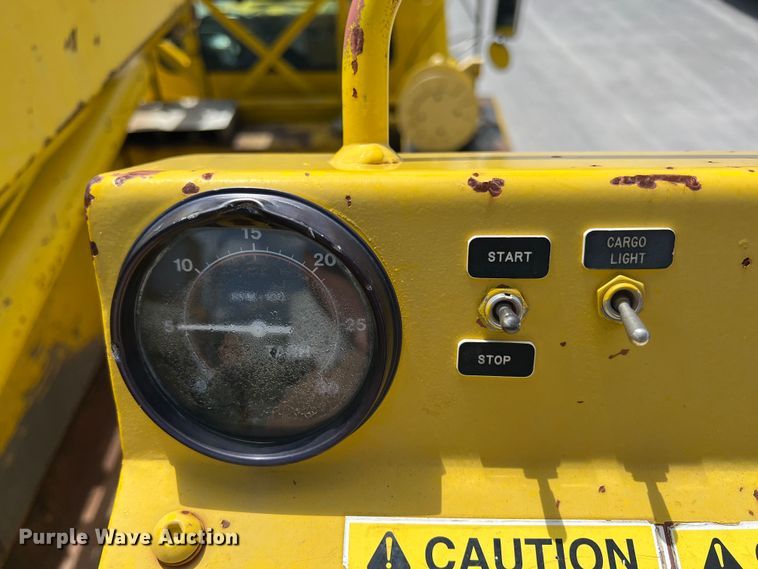 image for item HL9095 1995 International 4900  digger derrick truck