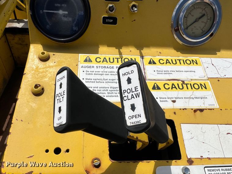 image for item HL9095 1995 International 4900  digger derrick truck