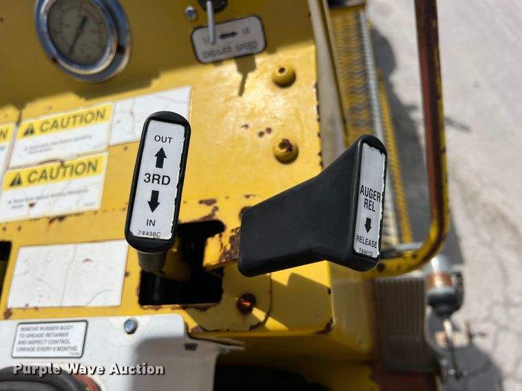 image for item HL9095 1995 International 4900  digger derrick truck