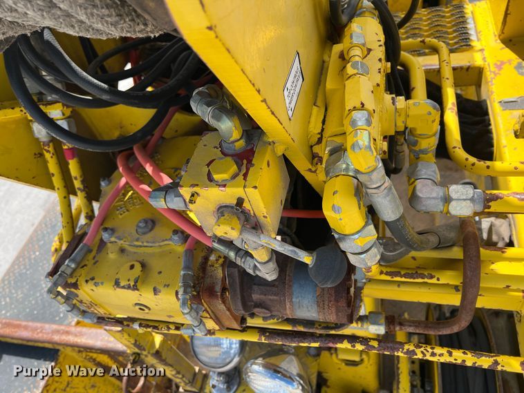 image for item HL9095 1995 International 4900  digger derrick truck