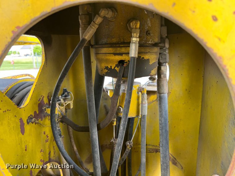 image for item HL9095 1995 International 4900  digger derrick truck