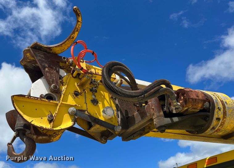 image for item HL9095 1995 International 4900  digger derrick truck