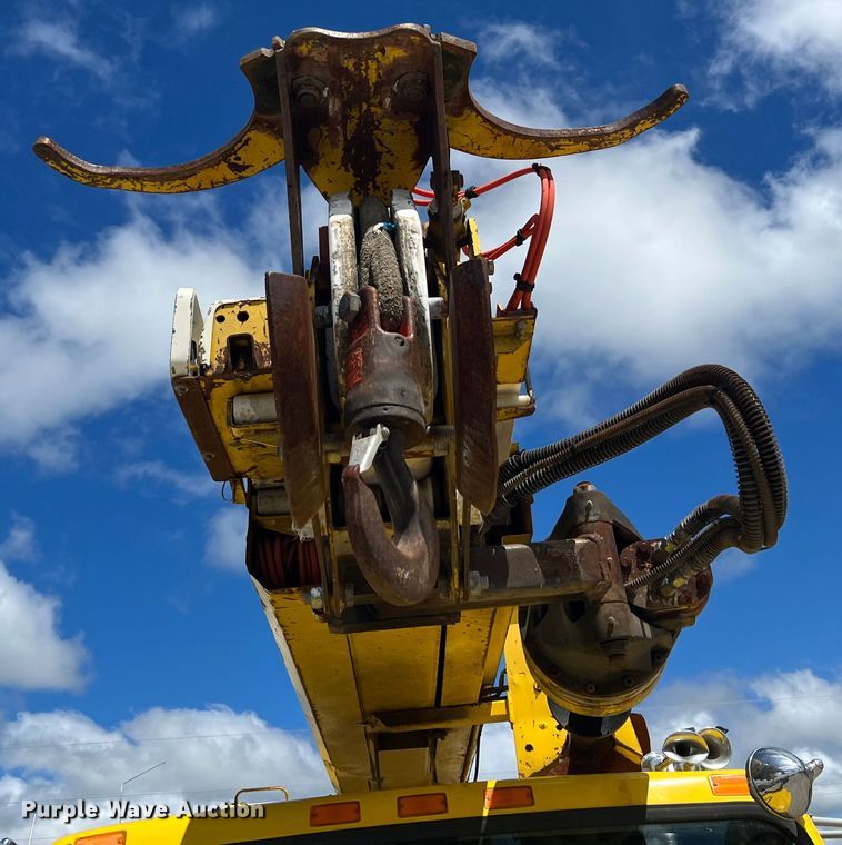 image for item HL9095 1995 International 4900  digger derrick truck