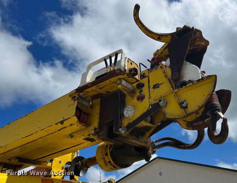 image for item HL9095 1995 International 4900  digger derrick truck