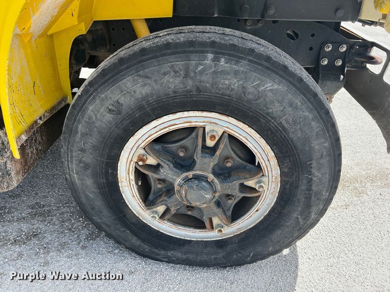 image for item HL9095 1995 International 4900  digger derrick truck