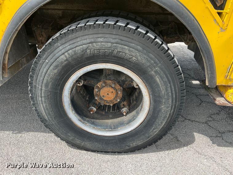 image for item HL9095 1995 International 4900  digger derrick truck