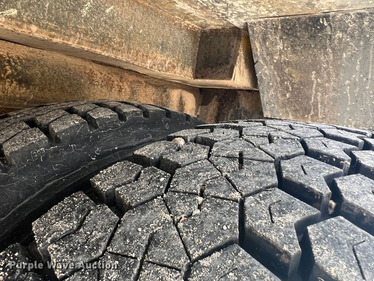 image for item HL9095 1995 International 4900  digger derrick truck