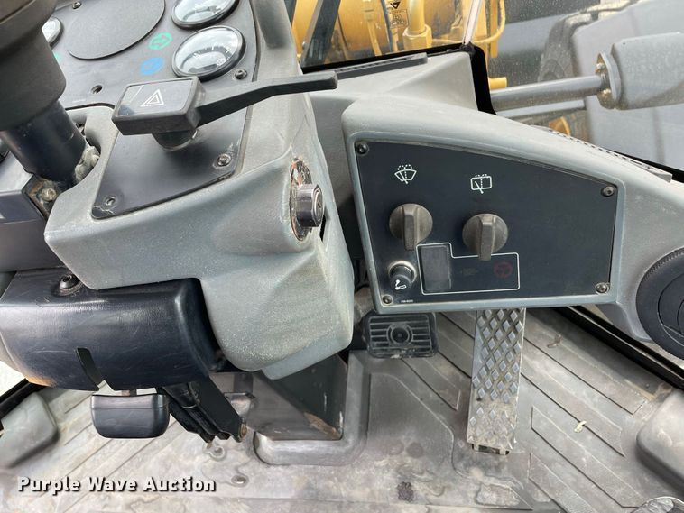 image for item JC9868 1999 Caterpillar 924G  wheel loader