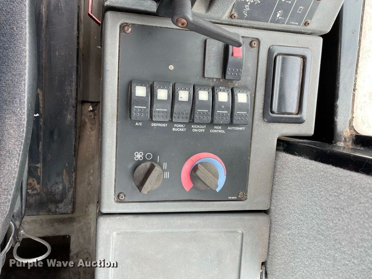 image for item JC9868 1999 Caterpillar 924G  wheel loader