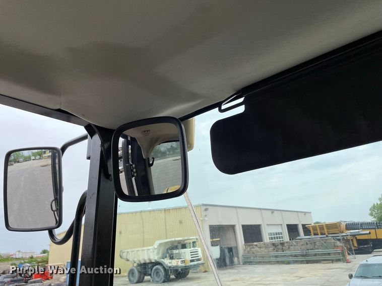 image for item JC9868 1999 Caterpillar 924G  wheel loader