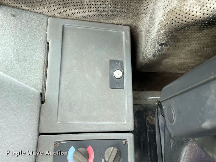 image for item JC9868 1999 Caterpillar 924G  wheel loader