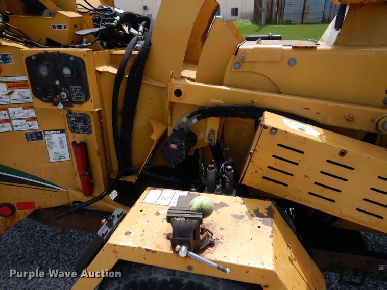 image for item JH9740 2010 Vermeer BC1200XL  wood chipper