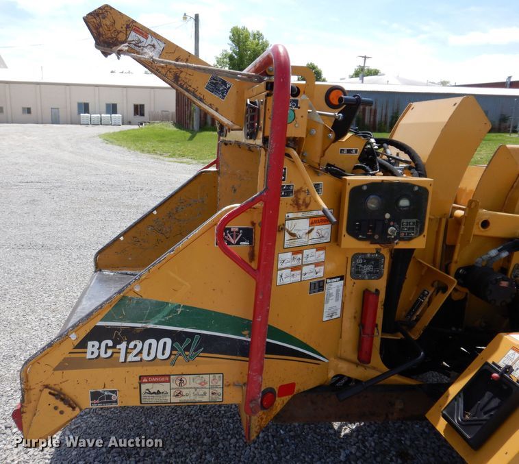 image for item JH9740 2010 Vermeer BC1200XL  wood chipper