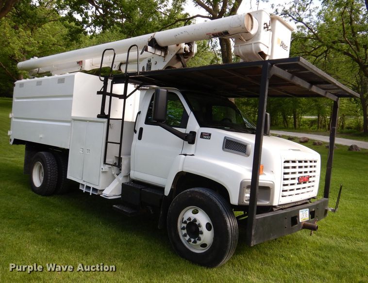 image for item JH9771 2004 GMC C7500  forestry bucket truck