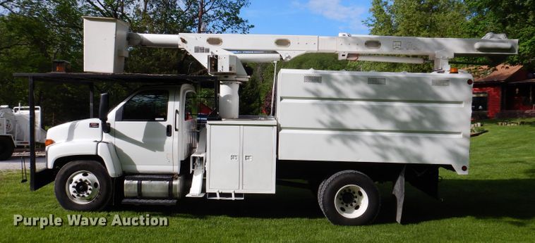 image for item JH9771 2004 GMC C7500  forestry bucket truck
