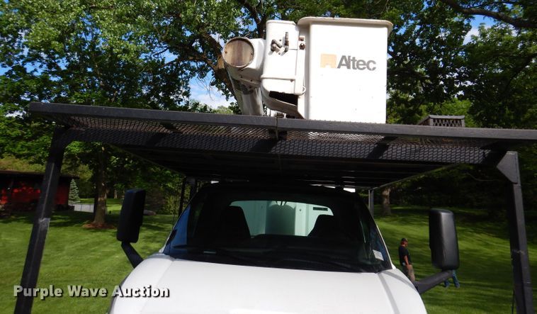 image for item JH9771 2004 GMC C7500  forestry bucket truck