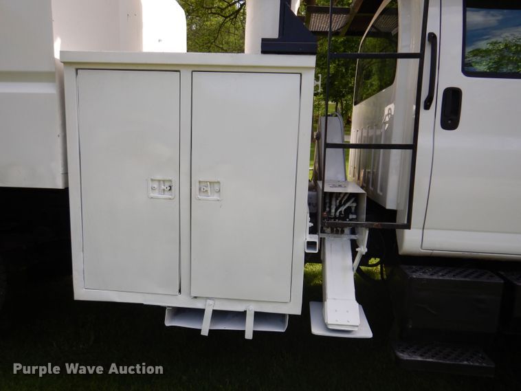 image for item JH9771 2004 GMC C7500  forestry bucket truck