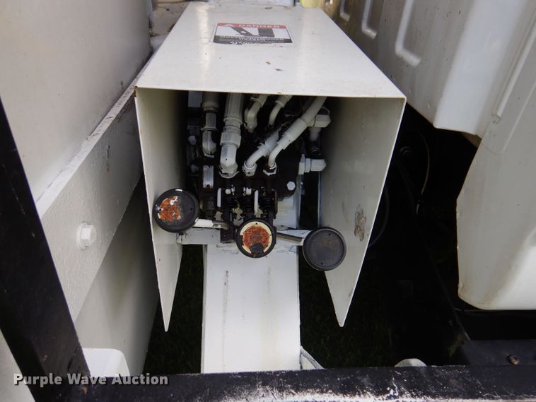 image for item JH9771 2004 GMC C7500  forestry bucket truck