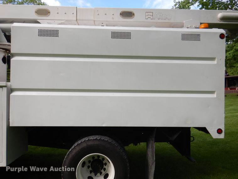 image for item JH9771 2004 GMC C7500  forestry bucket truck