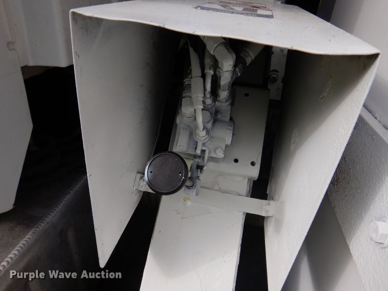 image for item JH9771 2004 GMC C7500  forestry bucket truck