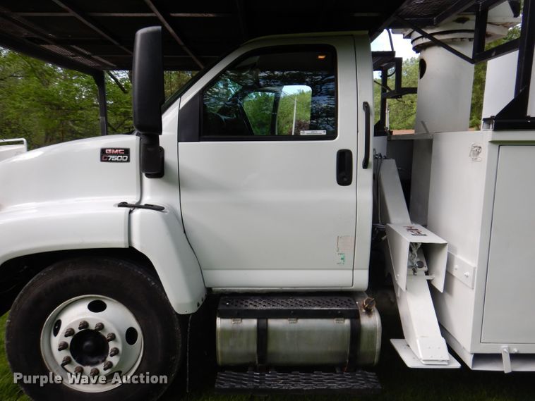 image for item JH9771 2004 GMC C7500  forestry bucket truck