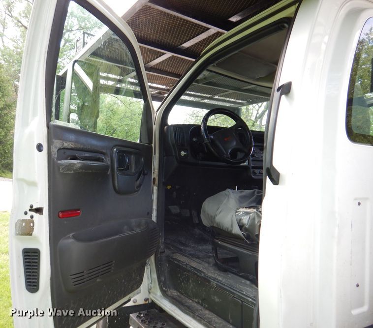 image for item JH9771 2004 GMC C7500  forestry bucket truck