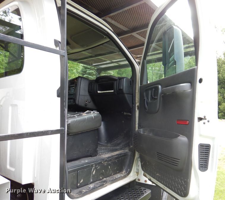 image for item JH9771 2004 GMC C7500  forestry bucket truck