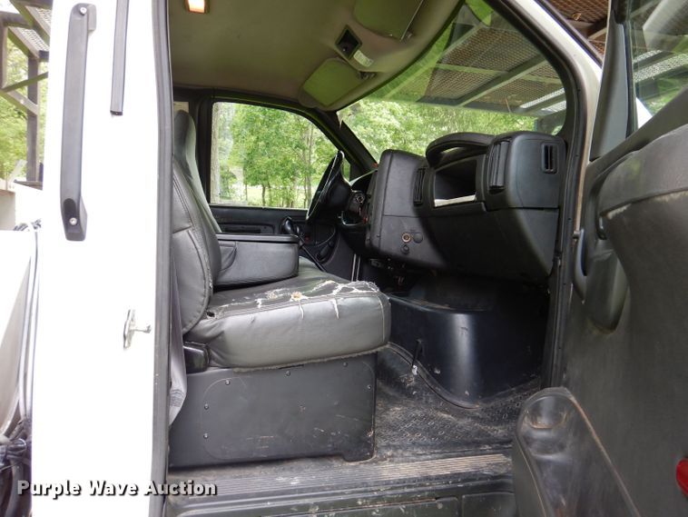 image for item JH9771 2004 GMC C7500  forestry bucket truck