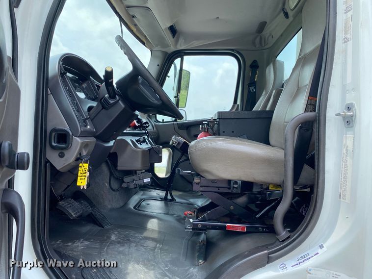 image for item JU9233 2008 Freightliner Business Class M2  crane truck