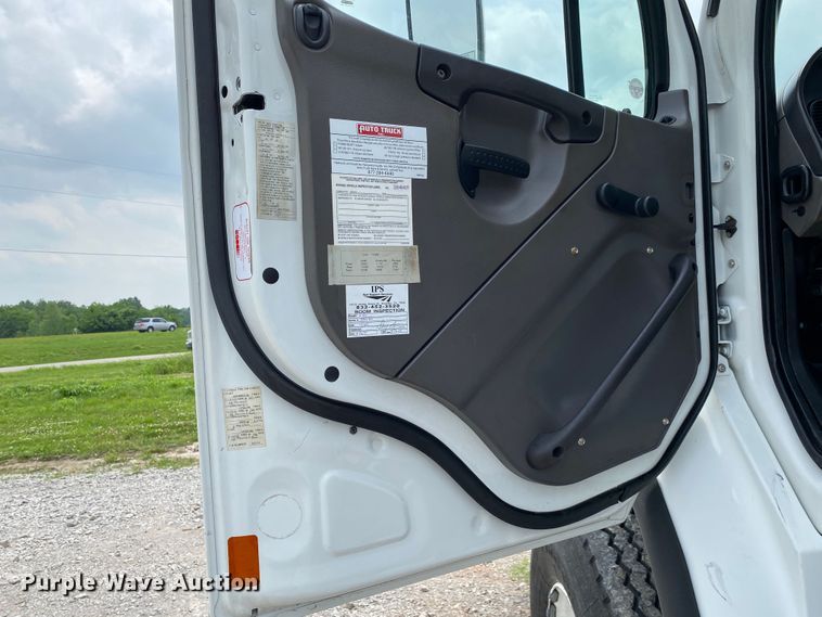 image for item JU9233 2008 Freightliner Business Class M2  crane truck