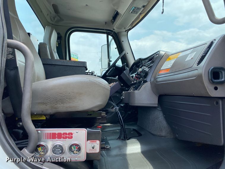 image for item JU9233 2008 Freightliner Business Class M2  crane truck