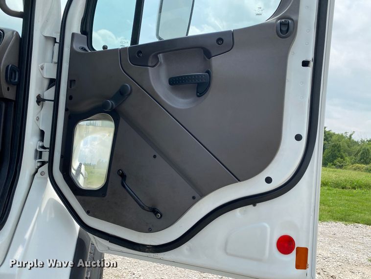 image for item JU9233 2008 Freightliner Business Class M2  crane truck