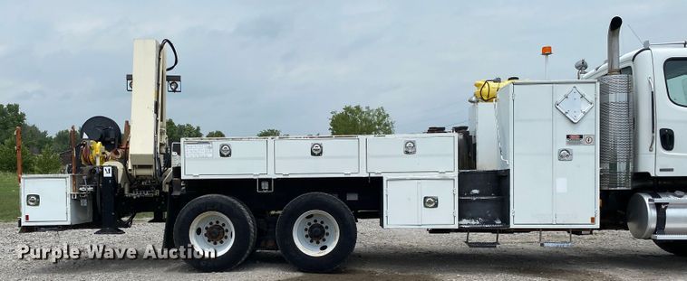 image for item JU9233 2008 Freightliner Business Class M2  crane truck