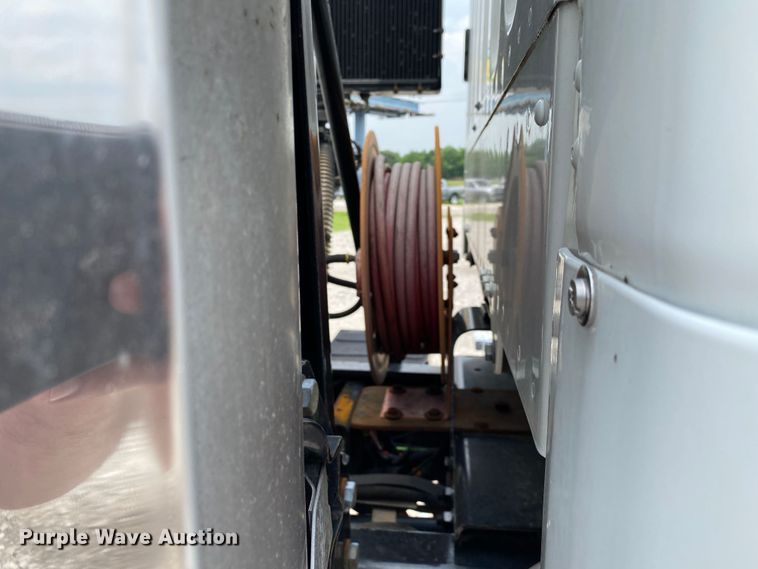 image for item JU9233 2008 Freightliner Business Class M2  crane truck