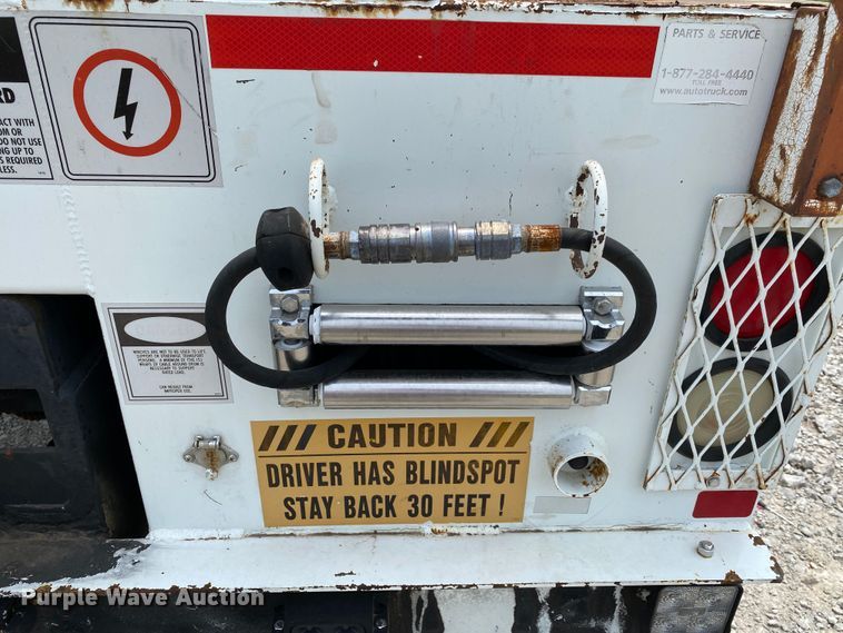 image for item JU9233 2008 Freightliner Business Class M2  crane truck