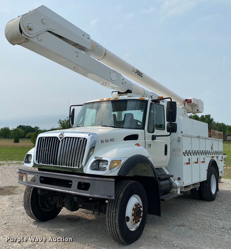 image for item JU9236 2005 International 7300  bucket truck
