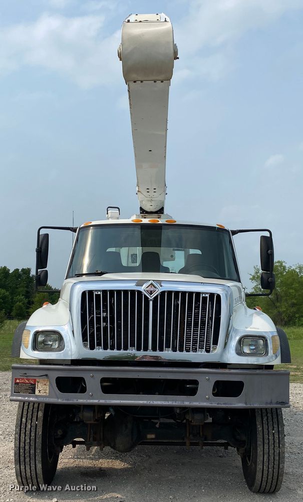 image for item JU9236 2005 International 7300  bucket truck