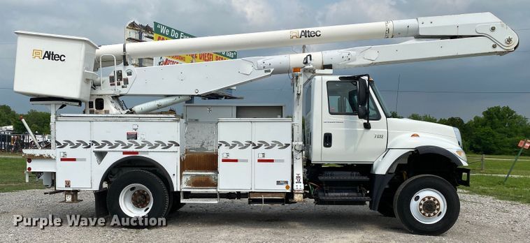 image for item JU9236 2005 International 7300  bucket truck