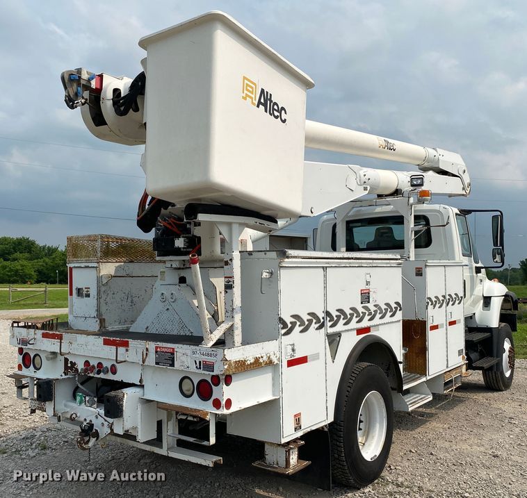 image for item JU9236 2005 International 7300  bucket truck