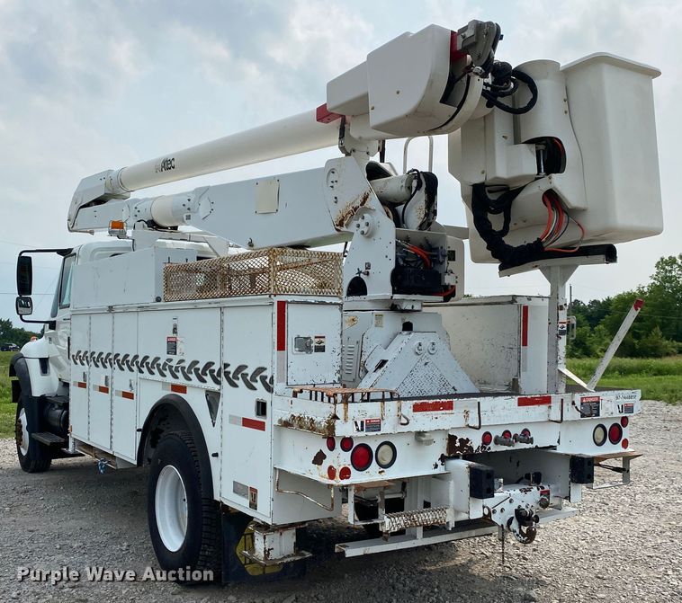 image for item JU9236 2005 International 7300  bucket truck