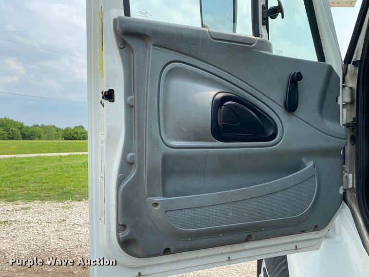 image for item JU9236 2005 International 7300  bucket truck