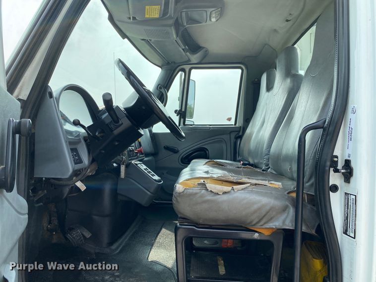 image for item JU9236 2005 International 7300  bucket truck