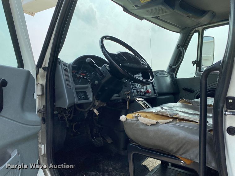 image for item JU9236 2005 International 7300  bucket truck