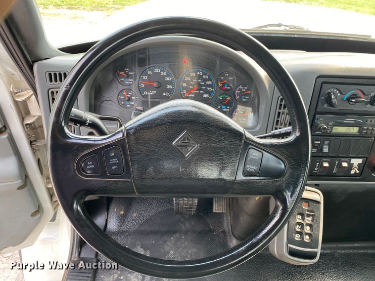 image for item JU9236 2005 International 7300  bucket truck