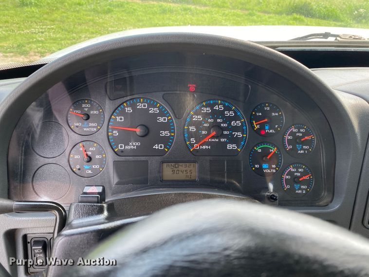 image for item JU9236 2005 International 7300  bucket truck