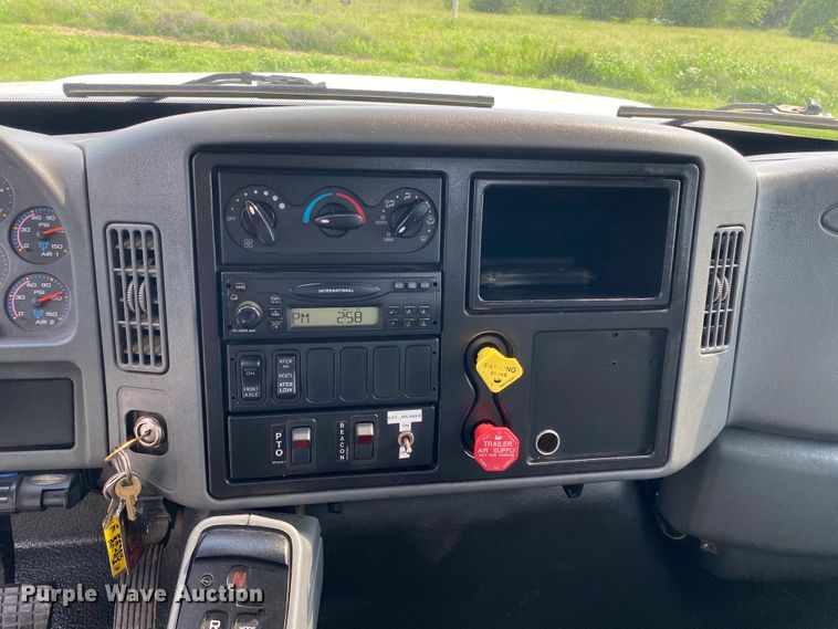 image for item JU9236 2005 International 7300  bucket truck