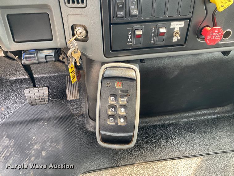 image for item JU9236 2005 International 7300  bucket truck