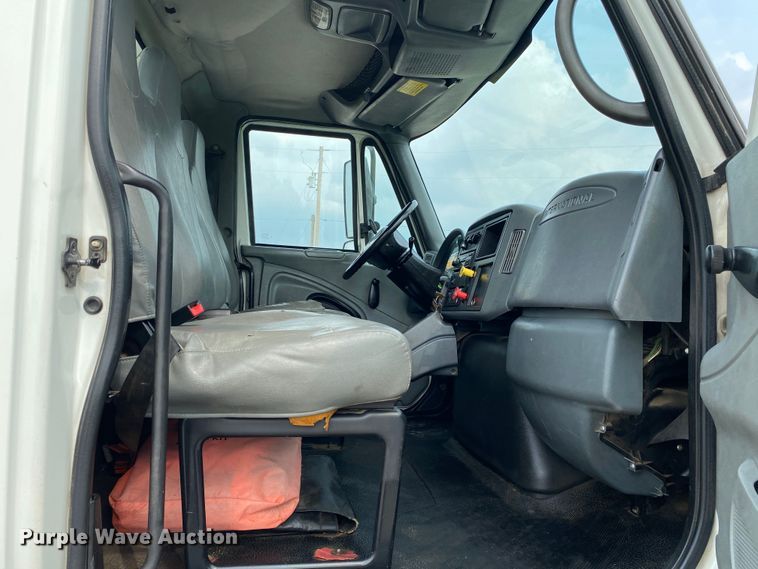 image for item JU9236 2005 International 7300  bucket truck